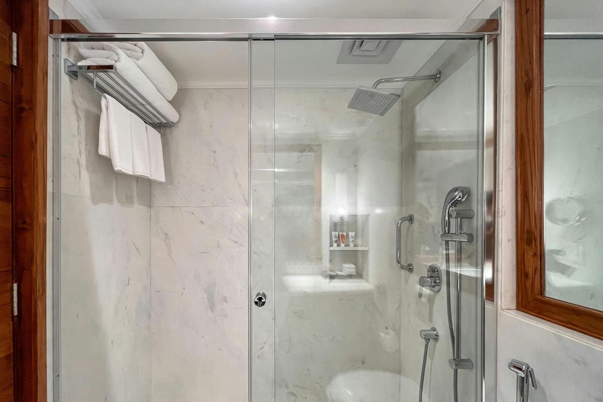 Itc Mughal, A Luxury Collection Resort & Spa, Agra Esterno foto A shower with a sliding door