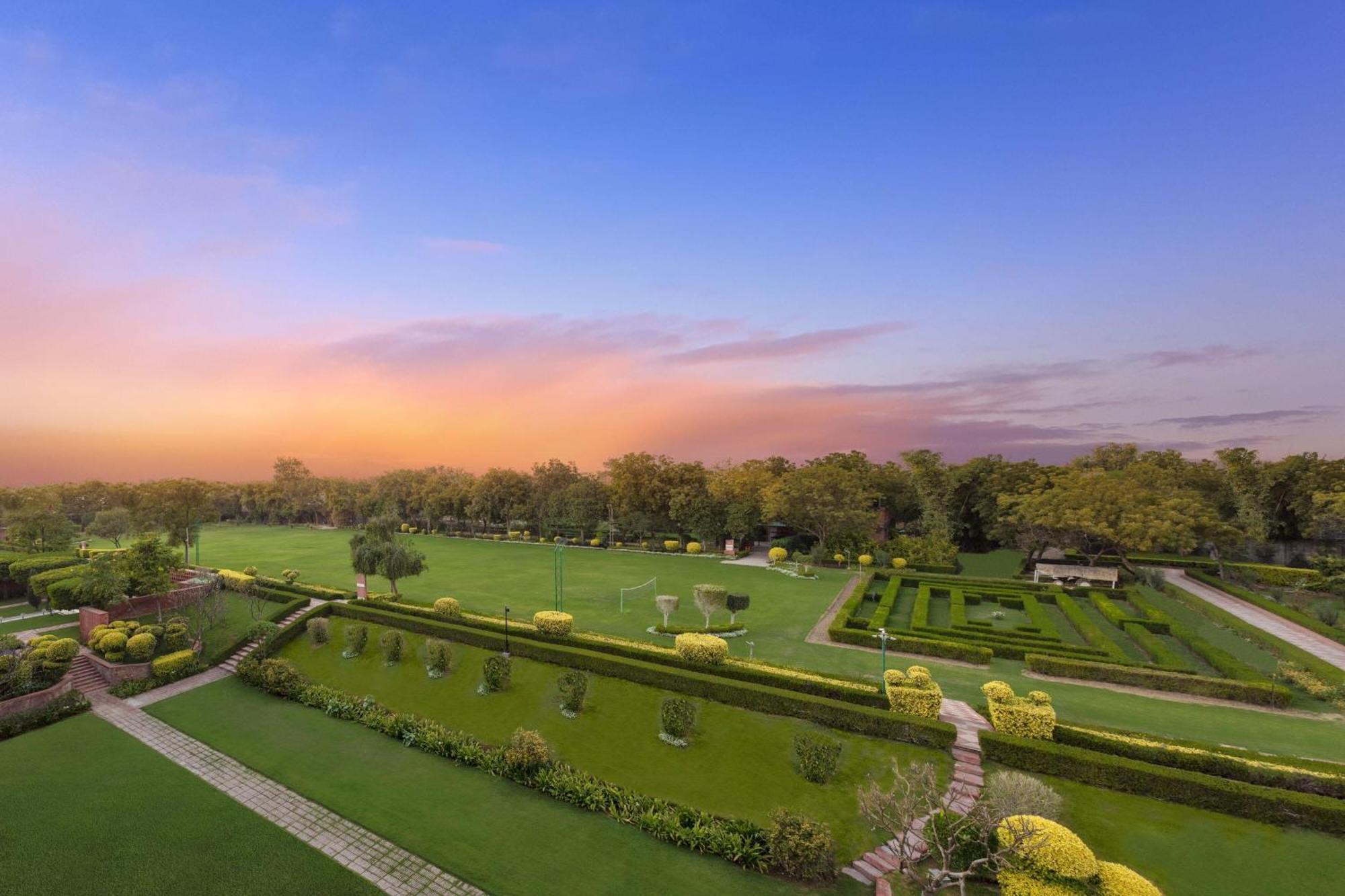 Itc Mughal, A Luxury Collection Resort & Spa, Agra Esterno foto The gardens of the Taj Mahal Palace